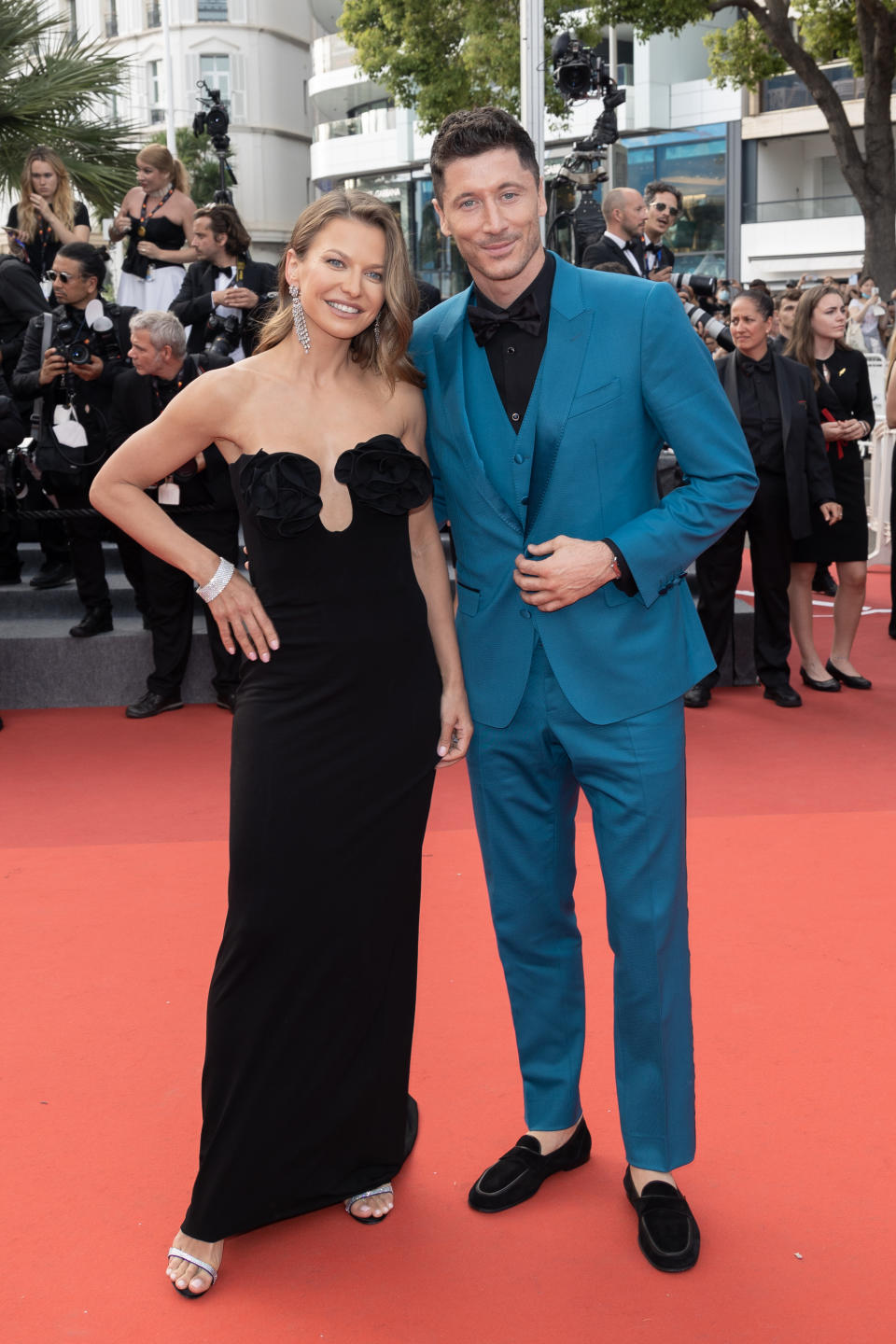 <p>Anna Lewandowska et Robert Lewandowski sont apparus détendus sur le tapis rouge, en noir et bleu. Le footballeur polonais et sa femme ont visiblement assorti leur tenue, et ça leur va bien ! (Marc Piasecki/FilmMagic)</p> 