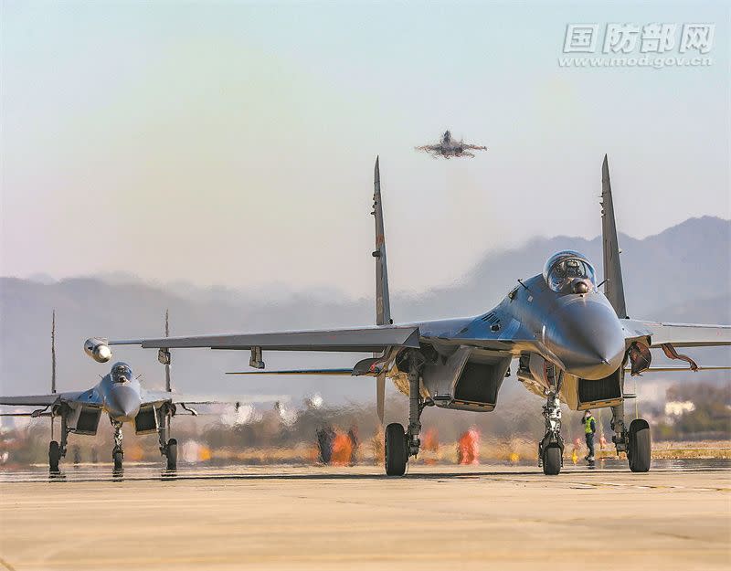 ▲中共東部戰區宣布環台軍演，共機連續2日逾越海峽中現、侵擾西南空域。(圖／中國大陸國防部)