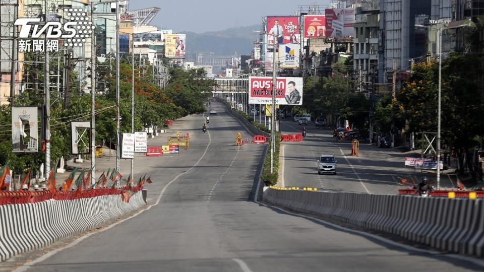 圖說：印度許多地區採取嚴格封鎖措施，原本車水馬龍的道路完全淨空(圖／達志影像美聯社)