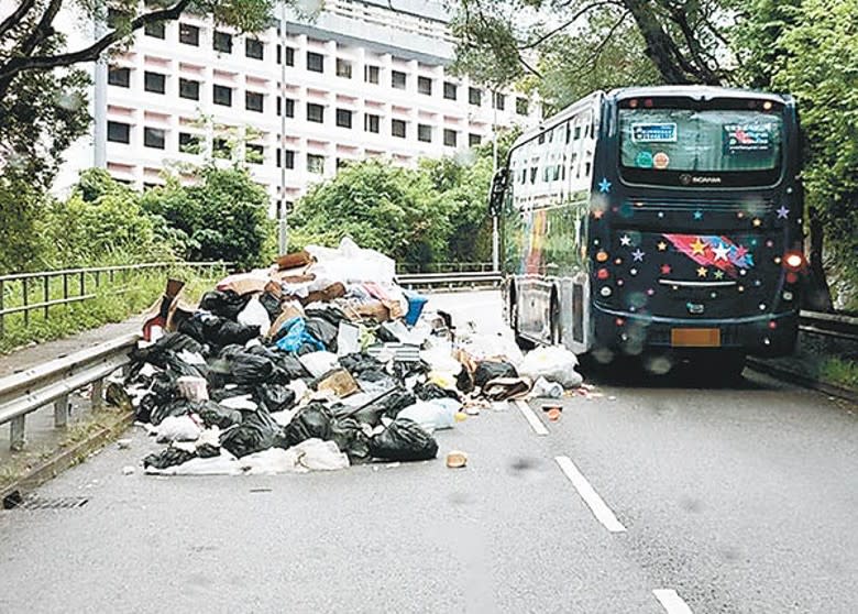 沙田亞公角山路：無良司機傾倒的垃圾量佔據一條行車線。 （讀者提供）