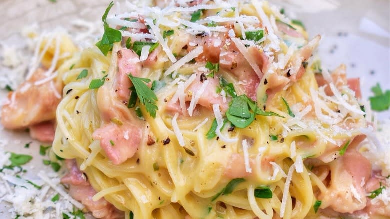 close up of ramen carbonara