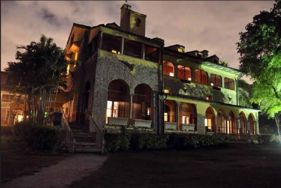 La casa de Deering Estate, construida en la década de 1920, es un hito nacional incluido en el Registro Nacional de Lugares Históricos, propiedad del Estado de Florida y administrado por el Departamento de Parques, Recreación y Espacios Abiertos del Condado de Miami Dade.