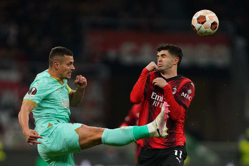 AC Milan's Christian Pulisic (R) and Slavia Prague's Tomas Holes battle for the ball during the UEFA Europa League round of 16 first leg soccer match between Ac Milan and SK Slavia Prague at San Siro Stadium. -/LaPresse via ZUMA Press/dpa