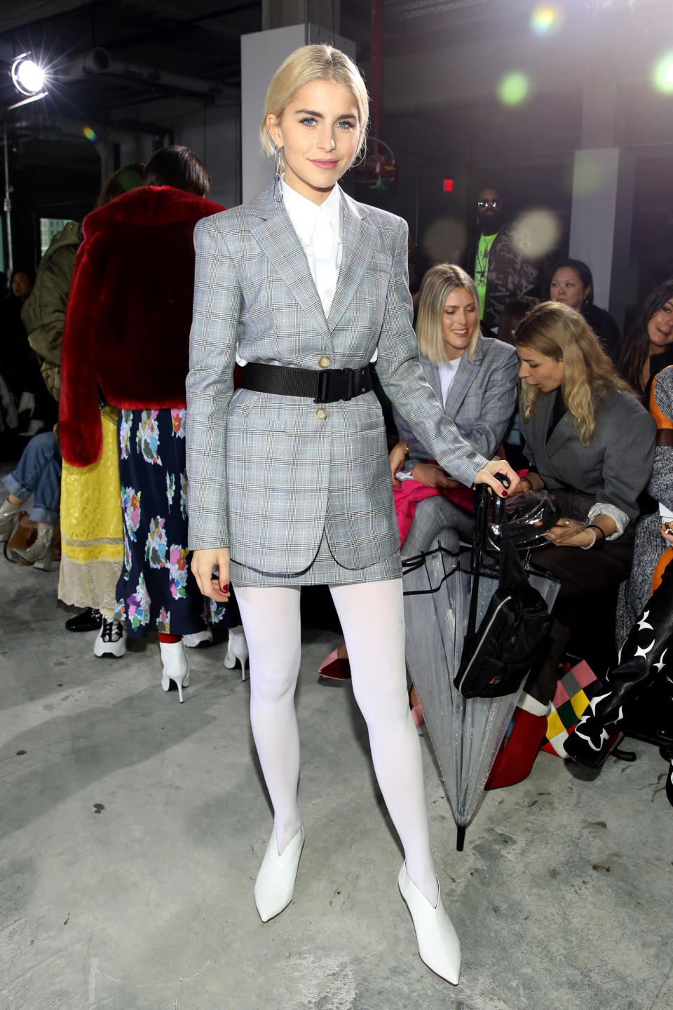 <p>Show-Marathon für Deutschlands erfolgreichste Fashion-Bloggerin: Caro Daur saß während der New Yorker Fashion Week meist ebenfalls an vorderster Front. Während der Show von Tibi trug sie ein Blazerkleid mit breitem Gürtel, dazu weiße Strumpfhosen und farblich passende Stiefel. (Bild: Getty Images) </p>