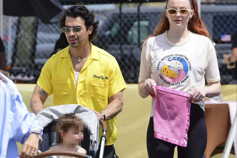 Joe Jonas y Sophie Turner, cuando fueron a un salón de comidas al aire libre con su hija