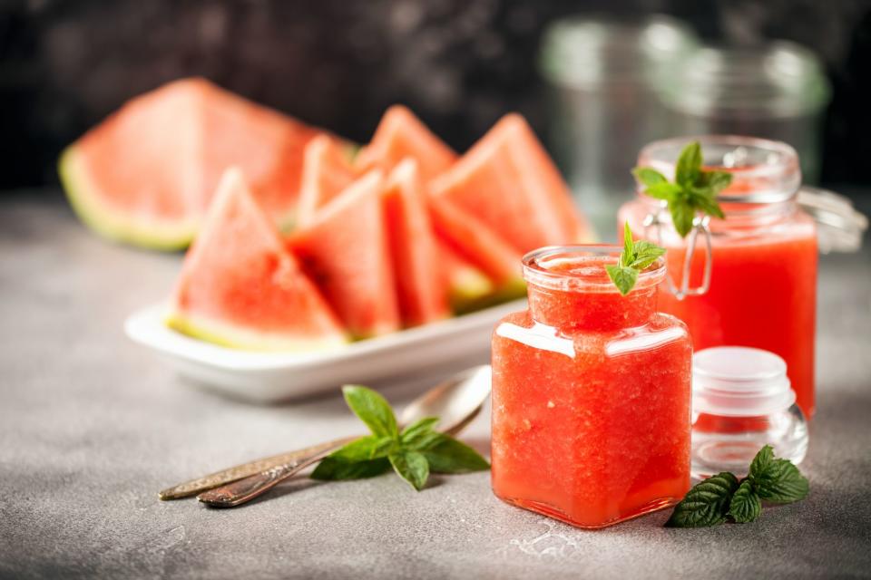 Bevorzugen Sie eine frische Marmelade, so könnte die Kombination aus Melone und Minze das Richtige sein: Pürieren Sie 500 Gramm Fruchtfleisch einer Wassermelone mit dem Abrieb und Saft einer Bio-Limette. Anschließend kochen Sie das Gemenge mit 300 Gramm Gelierzucker 2:1 unter Rühren etwa fünf Minuten in einem Topf. Nun füllen Sie die fertige Marmelade in Gläser, verschließen sie und lassen sie kopfüber abkühlen. (Bild: iStock / MurzikNata)