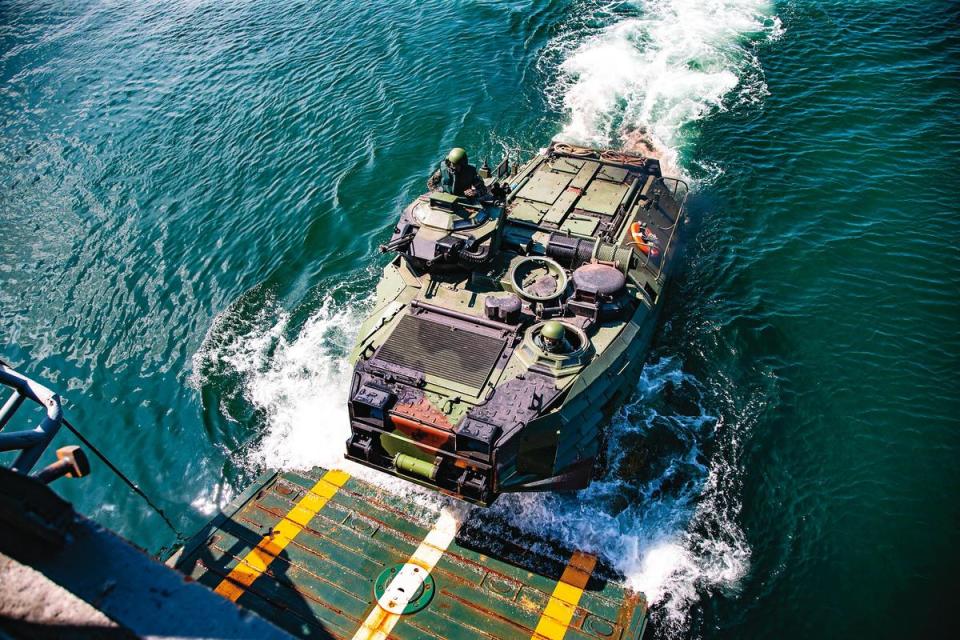 國軍支援外島的重型武器裝備，需要從海路運送，海軍任務吃重。（國防部提供）