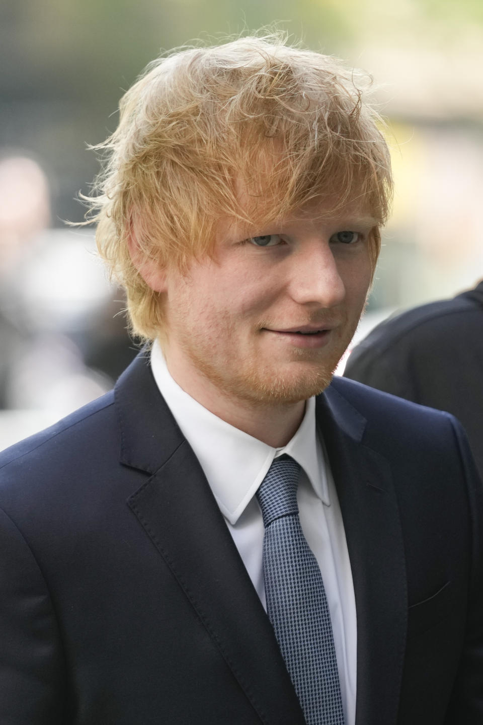 Ed Sheeran llega a la corte federal de Manhattan en Nueva York, el miércoles 26 de abril de 2023. Los herederos de Ed Townsend, coautor con Marvin Gaye de la canción clásica del soul de 1973 "Let's Get It On" demandaron a Sheeran, alegando que su éxito de 2014 "Thinking Out Loud" tiene "sorprendentes similitudes" que violan sus derechos de autor. (AP Photo/Seth Wenig)