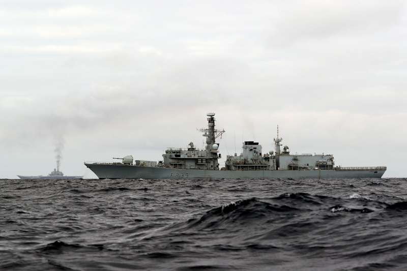 俄國的庫茲涅佐夫號航空母艦駛往中東，沿路引起國際社會廣泛關注。圖為英國皇家海軍的里奇蒙（HMS Richmond）巡防艦（右）正在監控俄國航艦（左）。（美聯社）