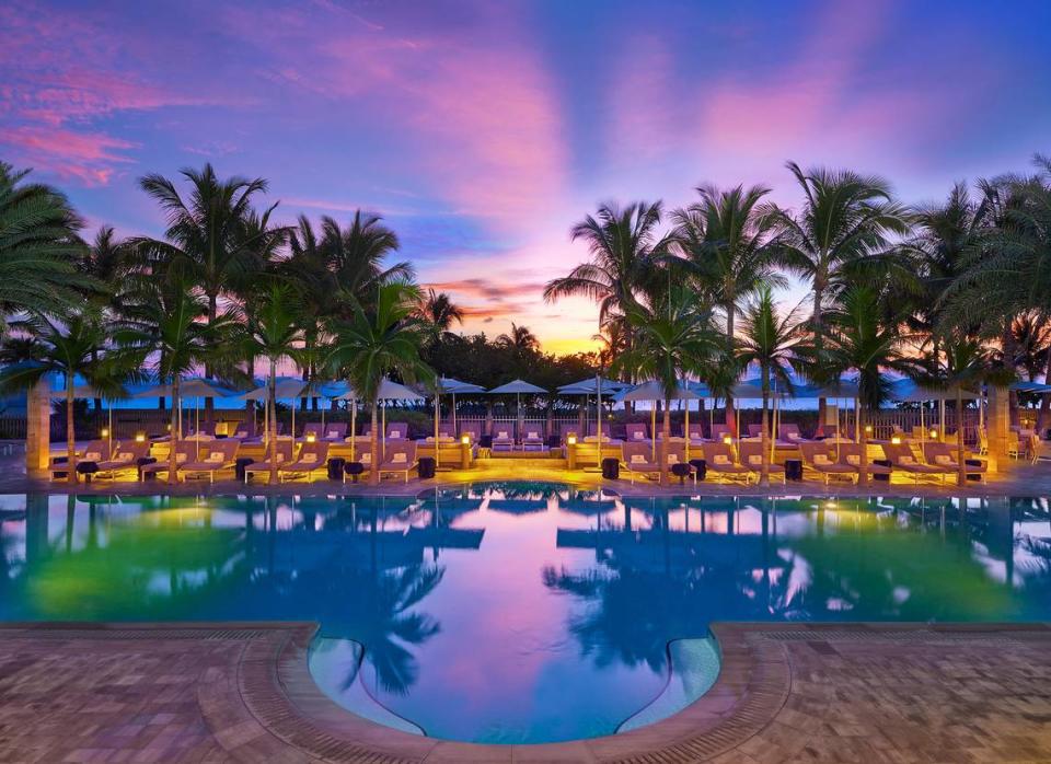 La piscina en el St. Regis Bal Harbour Resort, incluido en la lista de 2024 de U.S. News & World Report de los mejores hoteles y resorts en el país.