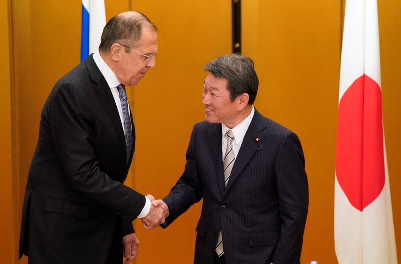 El ministro de Relaciones Exteriores de Japón, Toshimitsu Motegi, estrecha la mano del ministro de Relaciones Exteriores de Rusia, Sergei Lavrov, al comienzo de una reunión bilateral en Nagoya, Japón, el 22 de noviembre de 2019