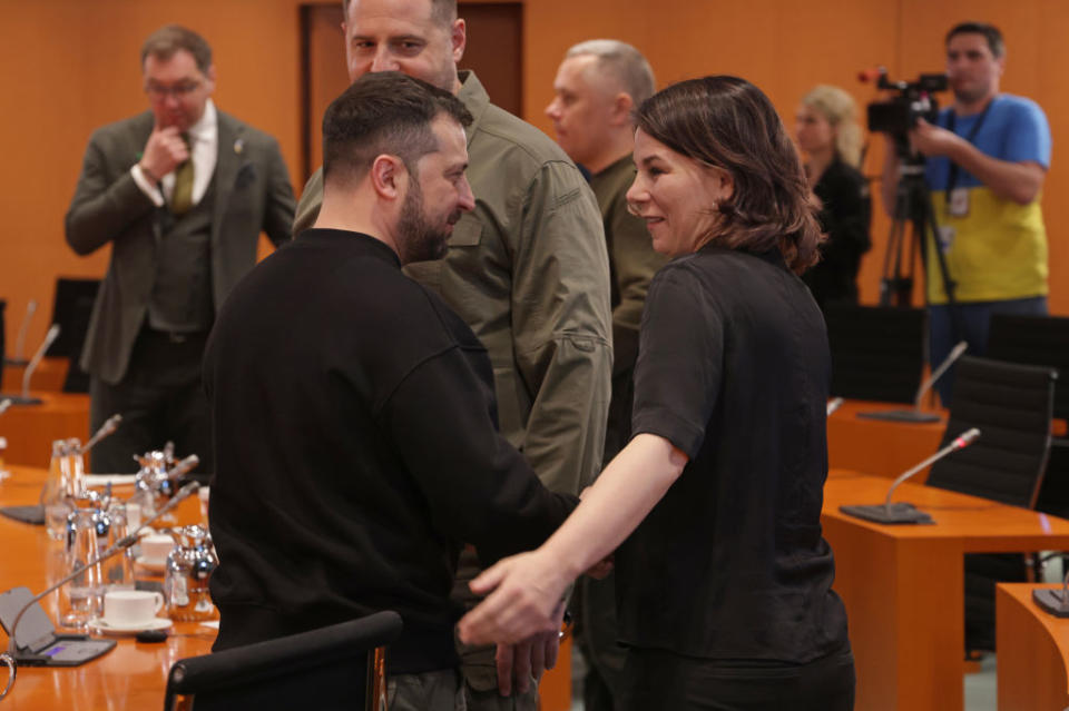 Der ukrainische Präsident Wolodymyr Selenskyj zusammen mit der deutschen Außenministerin Annalena Baerbock in Berlin. (Bild: Getty Images)