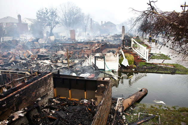 <b>Hurrikan „Sandy“ wütet in den USA und in der Karibik</b><br><br>Flughäfen wurden geschlossen, Busse und Bahnen angehalten, Kernkraftwerke runtergefahren, 38.000 Menschen evakuiert. Ganz New York war im Ausnahmezustand, bevor am 29. Oktober mit Hurrikan „Sandy“ das größte jemals über dem Atlantik gemessene Sturmtief auf die Ostküste der USA prallte. 250.000 New Yorker waren ohne Strom, eine bis zu sieben Meter hohe Wasserwelle verursachte schwere Schäden. (Bild: dpa)