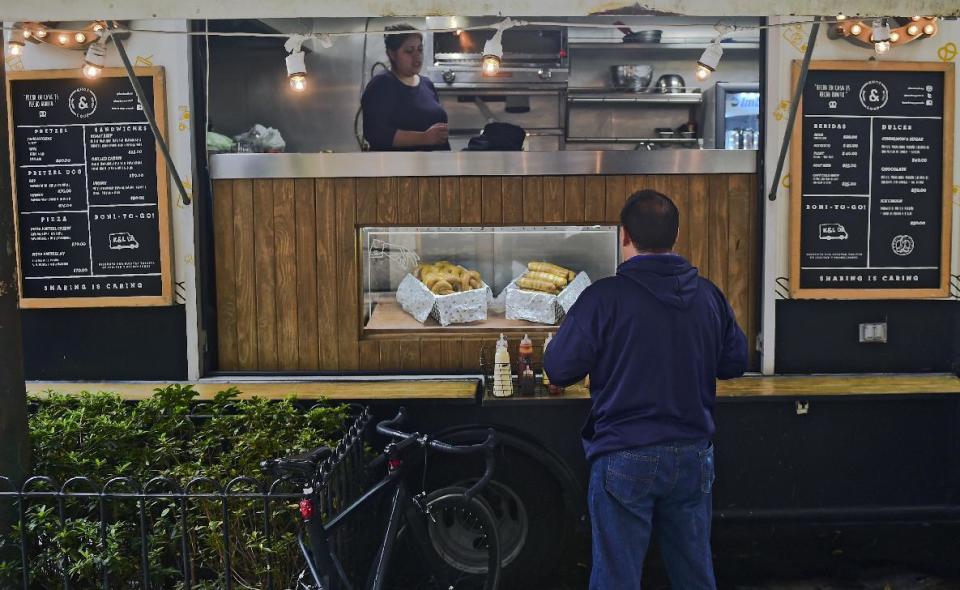 Un cliente encarga un pedido en un ‘food truck’ el 15 de septiembre de 2015 en Ciudad de México (AFP | Ronaldo Schemidt)