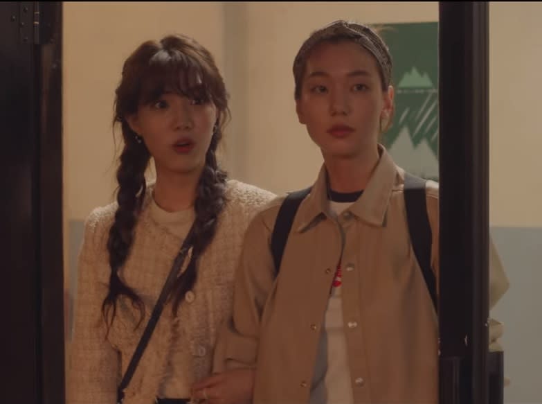 Seo Ji Wan (Yoon Seo A, left) and Yoon Sol (Lee Ho Jung) have cute crushes on each in a lesbian side-story in Nevertheless.