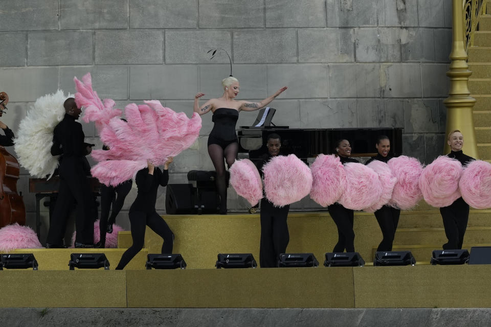 Lady Gaga actúa en París, Francia, antes de la ceremonia de apertura de los Juegos Olímpicos de Verano de 2024, el viernes 26 de julio de 2024. (Foto AP/Luca Bruno)