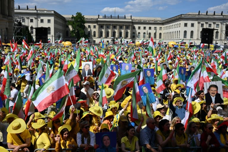 Einige tausend iranische Oppositionelle und ihre Unterstützer haben in Berlin gegen die iranische Führung und die "Schein"-Präsidentschaftswahlen demonstriert. Zu dem Protest aufgerufen hatte der Nationale Widerstandsrat des Iran. (RALF HIRSCHBERGER)