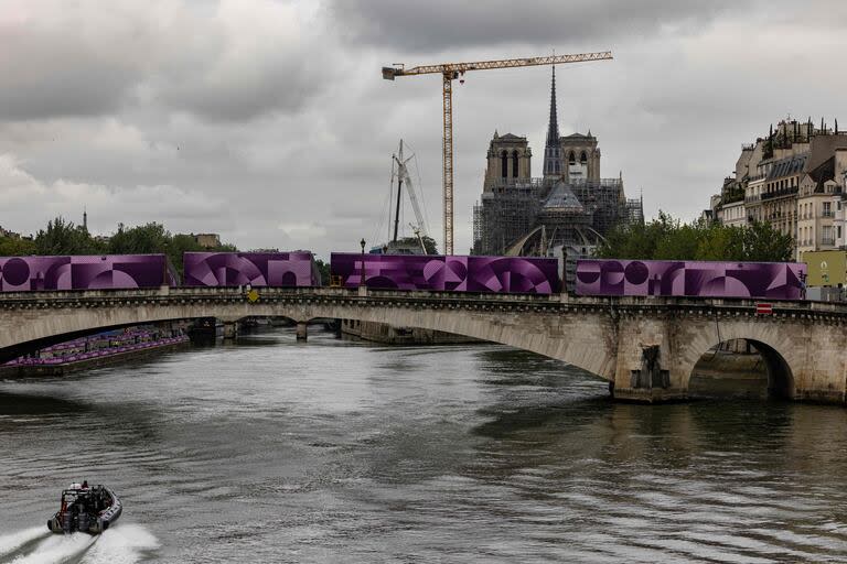 El río Sena a la altura de la catedral de Notre-Dame, antes de la ceremonia inaugural