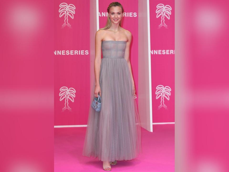 Nachwuchsschauspielerin Lilly Krug auf dem pinken Teppich bei den "Canneseries". (Bild: imago/Starface)