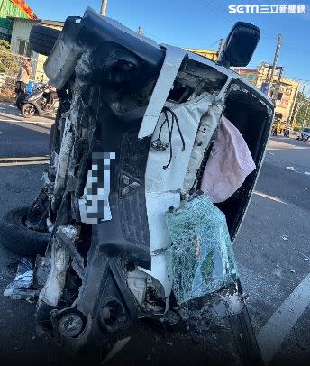 女開車腳抽筋衝撞變電箱，車輛翻覆車內4員工輕重傷。（圖／翻攝畫面）