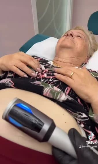 朱塞佩分享76歲的女友頂著「大肚子」進行檢查。（圖／翻攝自Giuseppe D'Anna抖音）