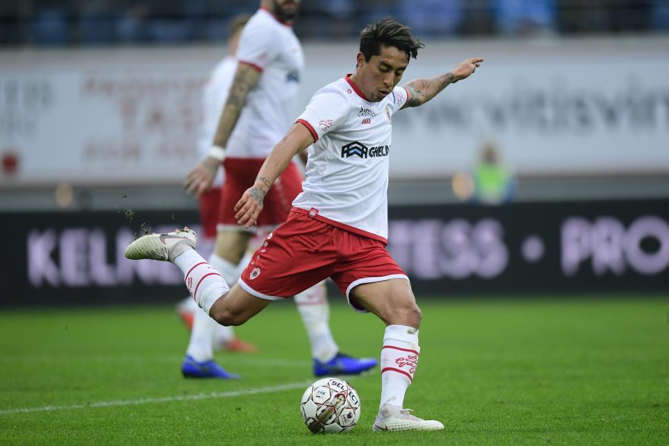 GENT, BELGIUM - NOVEMBER 25 : Omar Govea midfielder of Antwerp shoots the ball during the Jupiler Pro League match between KAA Gent and R. Antwerp FC in the Ghelamco Arena stadium on November 25, 2018 in Gent, Belgium, 25/11/2018 ( Photo by Nico Vereecken / Photonews  via Getty Images)