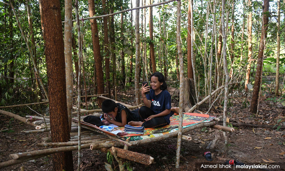 A decent Internet connection for Kampung Orang Asli Kemidak folk means a 15km journey through this lonely road carving through an oil palm forest.