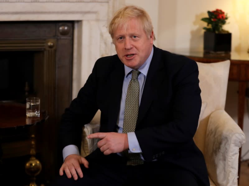 FOTO DE ARCHIVO: El Primer Ministro británico Boris Johnson reacciona durante una reunión con la Presidenta de la Comisión Europea dentro del 10 de Downing Street en Londres