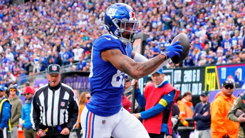 13 de noviembre de 2022;  East Rutherford, Nueva Jersey, EE. UU.;  El ala cerrada de los New York Giants, Lawrence Cager (83), anota un touchdown mientras el safety de los Houston Texans, Jalen Pitre (5), defiende durante el primer cuarto en el MetLife Stadium.  Crédito obligatorio: Robert Deutsch-USA TODAY Sports