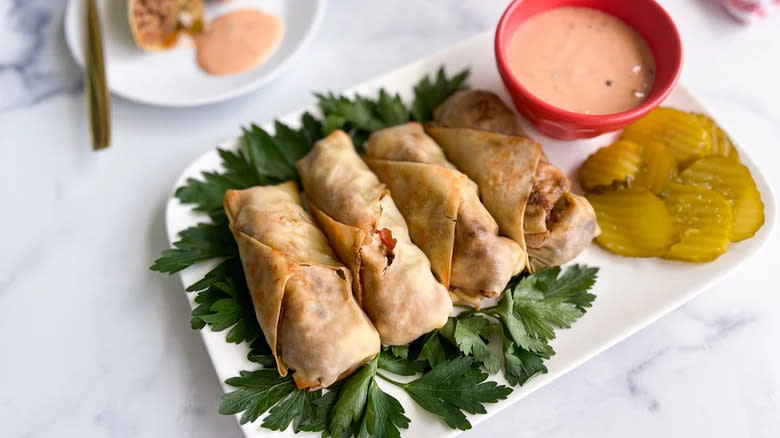 egg rolls with dipping sauce