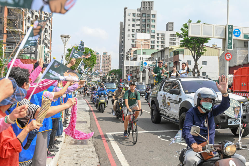 台鋼雄鷹30日在高雄市區車掃宣傳。圖 / 翻攝自台鋼雄鷹 TSG HAWKS官方粉絲專頁