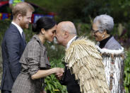 <p>Meghan und Harry bewiesen, dass sie keine Angst vor Körperkontakt haben. So wurden die beiden traditionsgemäß mit einem Nasenkuss begrüßt. (Bild: AP Photo) </p>