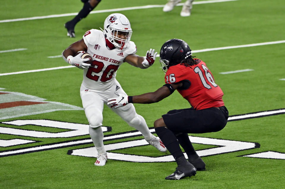 Fresno State RB Ronnie Rivers fakes out a UNLV defender. (Photo by David Becker/Getty Images)