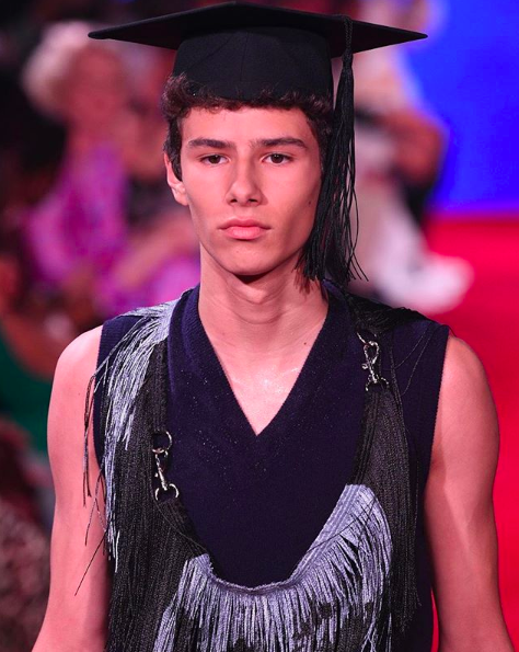 <p>Pour sa collection printemps-été 2019, Raf Simons, directeur artistique de Calvin Klein, s’est inspiré des Dents de la mer et du Lauréat. Dans le rôle du jeune diplômé, Ellery Harper, fruit de l’union entre Laura Dern et Ben Harper, a fait sensation. Et ce n’est pas l’actrice de Big Little Lies, maman fière au premier rang du défilé, qui vous dira le contraire ! (Crédit Instagram) </p>