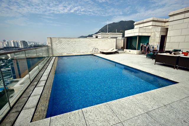 九龍塘逸瓏天池屋最高層備天台，並設有泳池。（資料圖片）