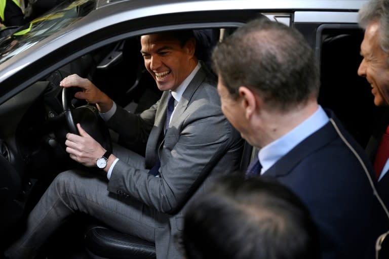 El presidente del gobierno español, Pedro Sánchez, ríe al volante de un vehículo Omoda, fabricado por Ebro-EV Motors y el grupo chino Chery, el 19 de abril de 2024 en la antigua fábrica de la compañía Nissan en Barcelona (Josep Lago)