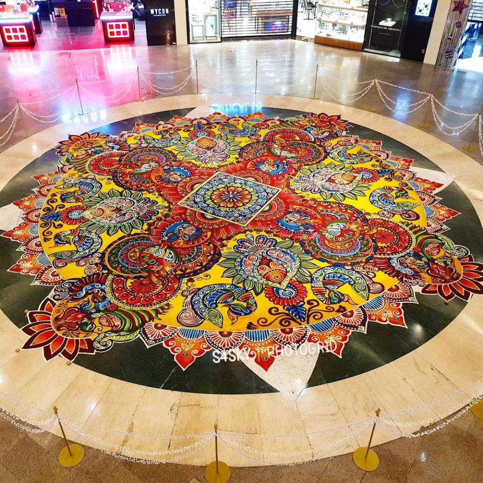 Ruben and his team recently completed a stunning kolam as part of Mid Valley Megamall’s Deepavali decorations. — Picture from Facebook/s4skyrangolikolammalaysia
