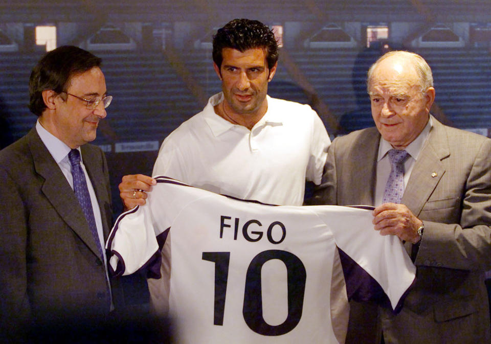 Luis Figo junto a Florentino Pérez y Alfredo di Stéfano el día de su presentación como jugador del Real Madrid. (Foto: Reuters).