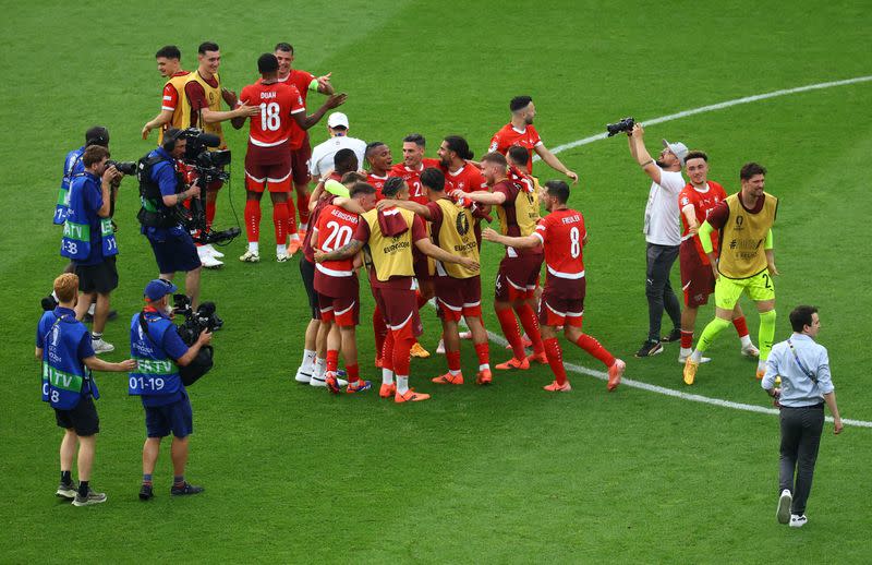 Los jugadores de Suiza celebran tras el partido en que derrotaron a Italia por los octavos de final de la Euro 2024, en el Berlin Olympiastadion, Berlín, Alemania