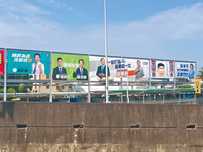 苗栗縣第5選區縣議員參選大爆炸，頭份交流道旁擠滿競選看板。（謝明俊攝）