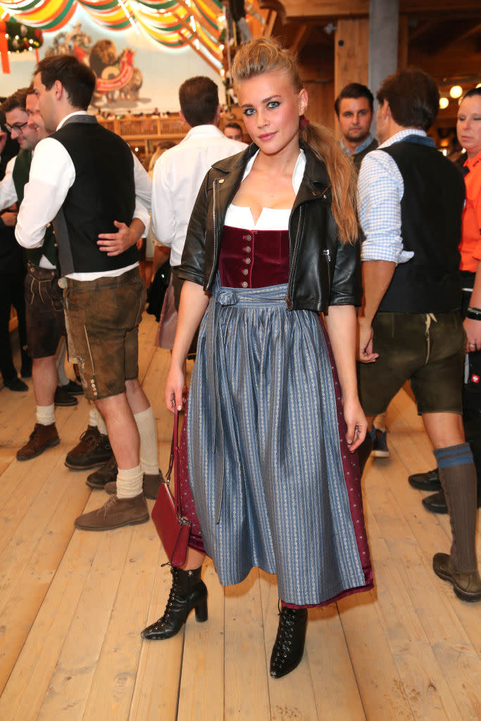 Schauspielerin Jeanne Goursaud interpretierte die Tracht sehr rockig (Bild: Getty Images)