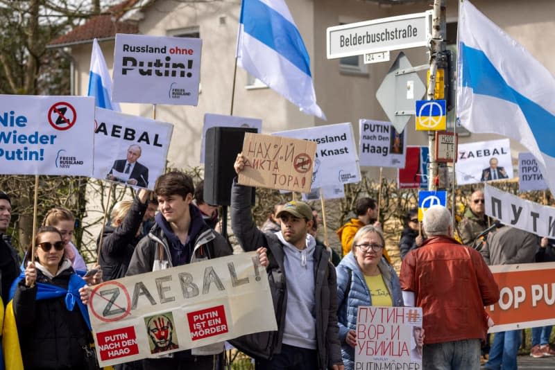 Demonstrators stand across the street from the Russian Consulate General and protest against President Putin during the 2024 Russian presidential elections. Thomas Banneyer/dpa