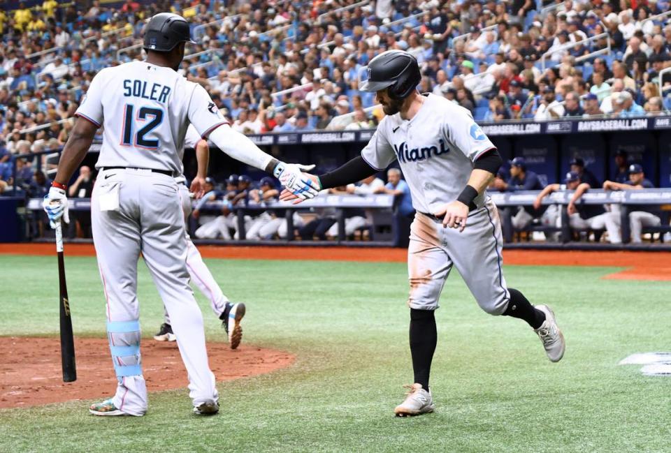 El torpedero de los Marlins Jon Berti es felicitado por el cubano Jorge Soler tras anotar una carrera en el cuarto inning del partido ante los Rays, celebrado el 26 de julio de 2023 en St Petersburgh, Tampa.