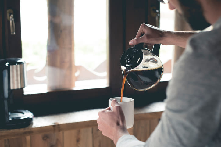 Beber café podría hacerte sentir cansado por diversos motivos. – Foto: Westend61/Getty Images