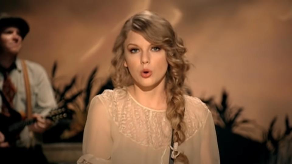 Taylor Swift sining in the Mean music video.