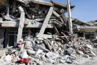 <p>General view of a collapsed building due to fighting in Raqqa’s old city in Syria, Oct. 5, 2017. (Photo: Erik De Castro/Reuters) </p>