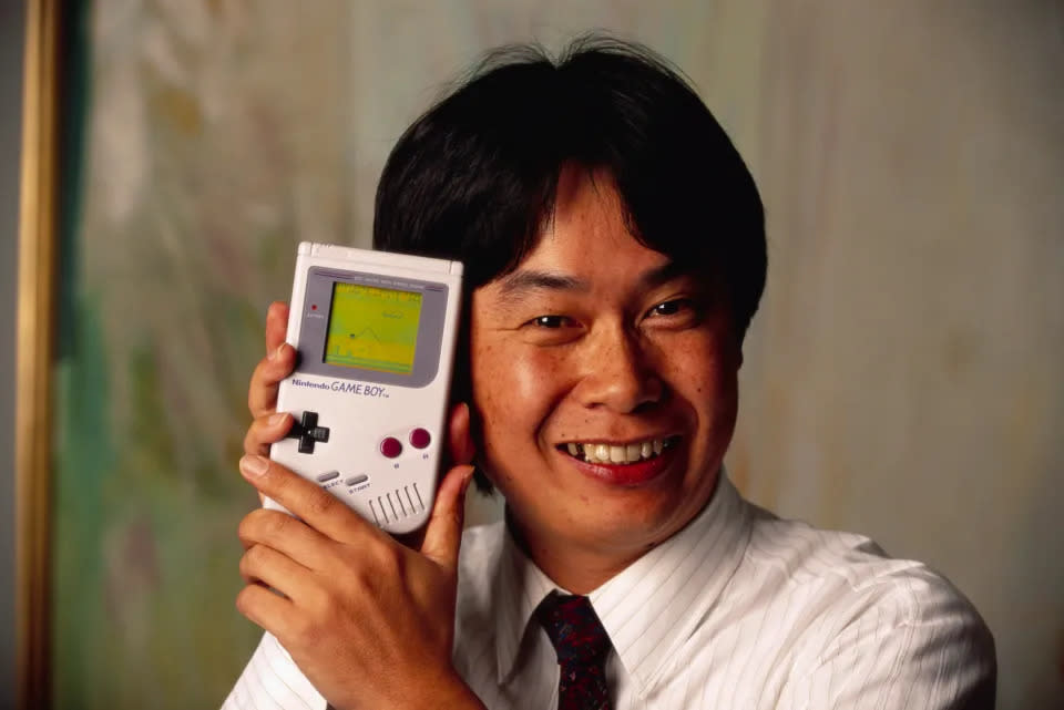 Shigeru Miyamoto, der Erfinder von Mario, hält einen Nintendo Game Boy mit dem Videospiel Super Mario in der Hand. (Getty Images)