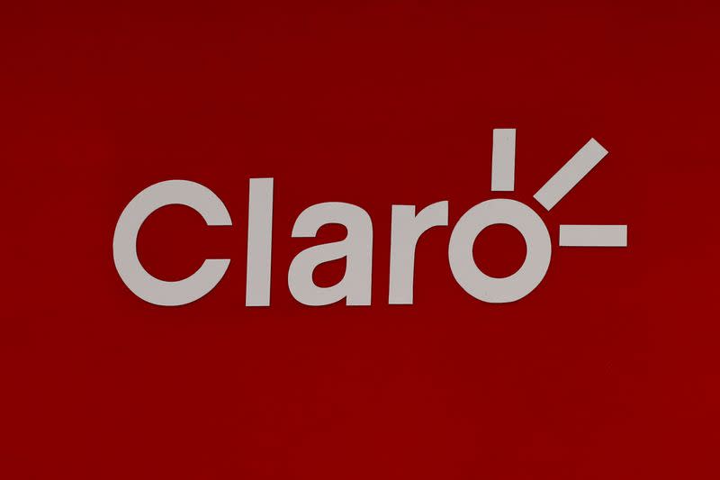 FOTO DE ARCHIVO: El logo de la empresa de telefonía móvil Claro en Bogotá, Colombia,