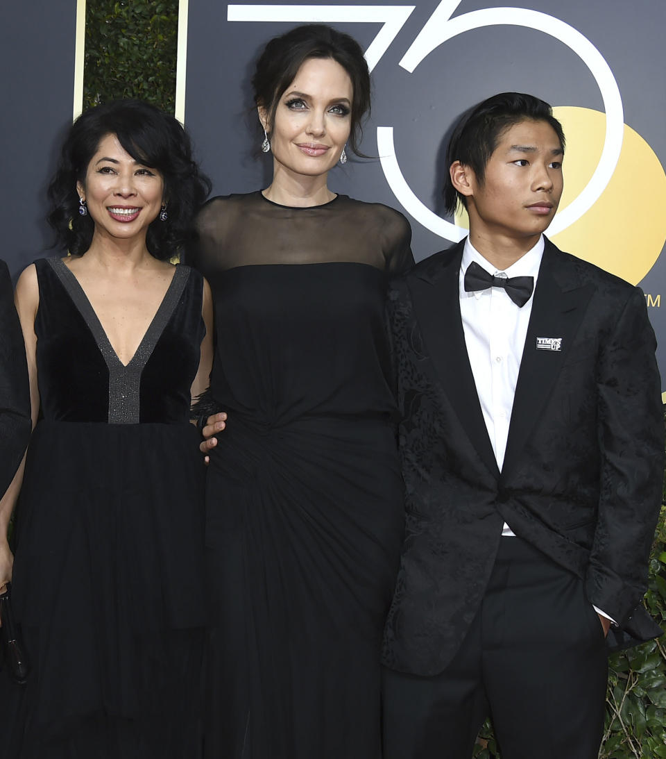 <p>Angelia Jolie acudió a la ceremonia con su hijo Maddox y también con Loung Ung, una activista por los Derechos Humanos de nacionalidad camboyana. Ung también es portavoz de la campaña ‘Un Mundo Libre de Minas’. (Foto: Gtres). </p>