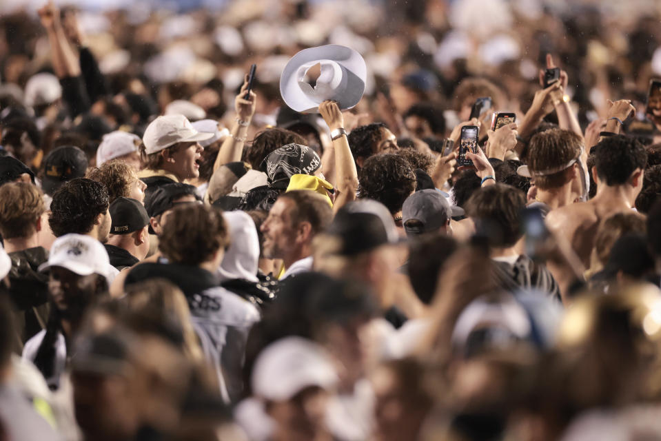 BOULDER, COLORADO - 21 SEPTEMBER: Para penggemar Colorado Buffaloes merayakan kemenangan mereka saat menyerbu lapangan setelah mengalahkan Baylor Bears dalam perpanjangan waktu di Folsom Field pada 21 September 2024 di Boulder, Colorado. (Foto oleh Andrew Wevers/Getty Images)